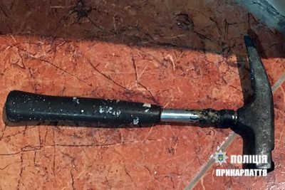 Женщина била свою дочь молотком по голове, пострадавшая скончалась Женщина била свою дочь молотком по голове, пострадавшая скончалась