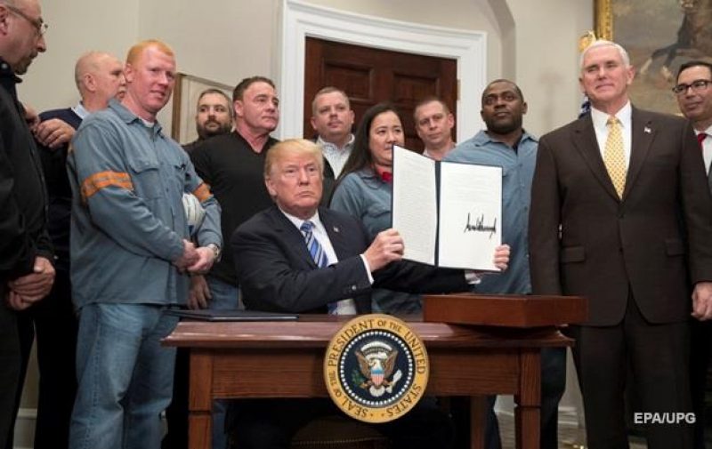 "Для защиты национальной безопасности". Трамп подписал указ о пошлинах на сталь и алюминий