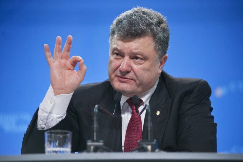 Петр Порошенко с кружком из пальцев