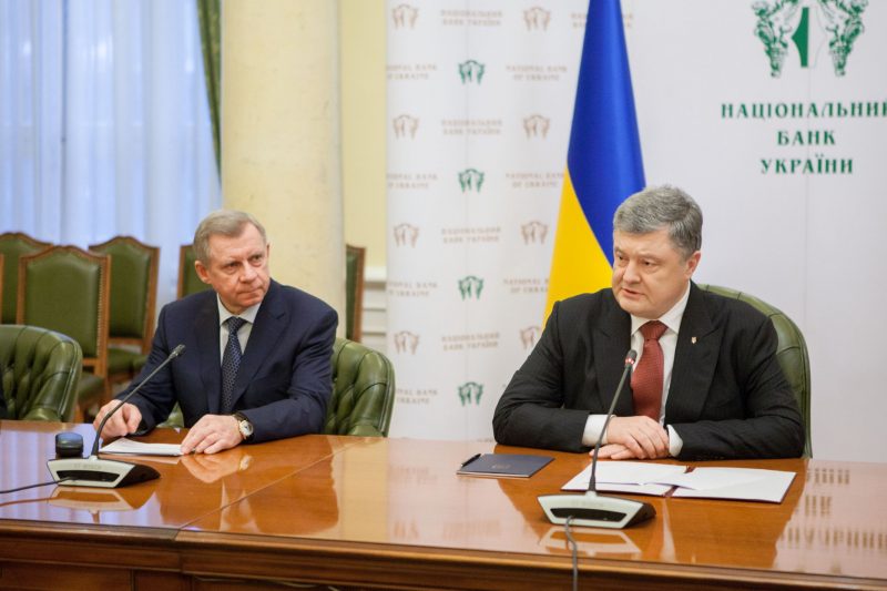 Порошенко ввел в состав СНБО нового главу Нацбанка Смолия