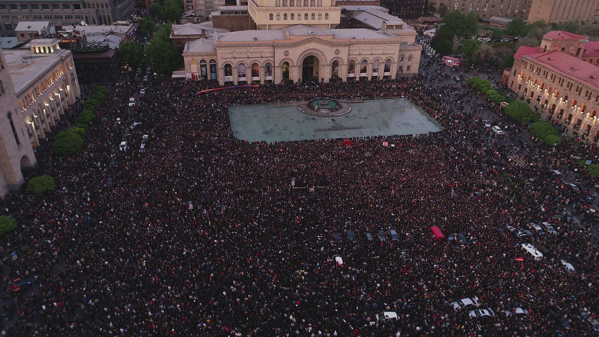 Армения бархатная. Революция в Армении 2018. Бархатная революция в Армении 2018. Митинг в Армении 2018. Митинг Ереван 2018.