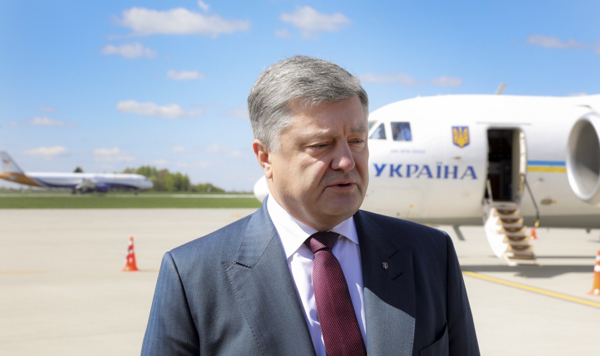 Петр Порошенко на рейсовом самолете отправится в США на прощание с Джоном Маккейном