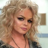 Зрелище не для слабонервных: Долина в микро шортах и с крестом на пол пуза приехала выступать в Крыму