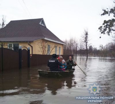 Потоп на Сумщине. Жителям райцентра пришлось пересесть на лодки: фото