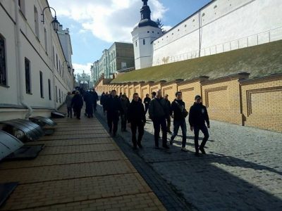 Националисты в Киево-Печерской Лавре искали "сепаратистов" и узнавали "чей Крым": фото, видео