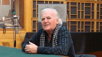 Композитор написал более тысячи песен Композитор написал более тысячи песен