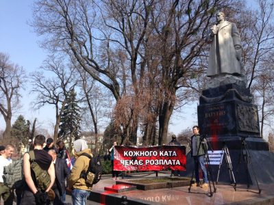 В Киеве националисты и "оппоблоковцы" устроили драку возле памятника Ватутину: фото,видео