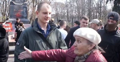 "Путин и Захарченко - красавцы, молодцы": В Киеве фанатка "русского мира" ввязалась в перепалку с активистами
