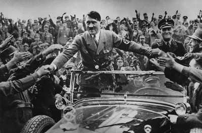 Адольф Гитлер во время публичного выступления