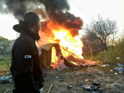 В Киеве националисты сожгли табор ромов и выгнали его обитателей: фото