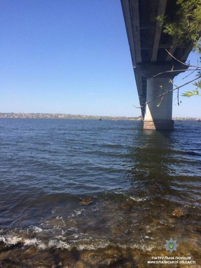 В Николаеве полицейские спасли девушку, которая прыгнула с моста в реку В Николаеве полицейские спасли девушку, которая прыгнула с моста в реку