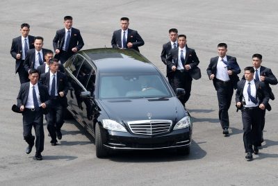 Бегущие за авто. В Сети появились курьезные фото и видео с охранниками Ким Чен Ына