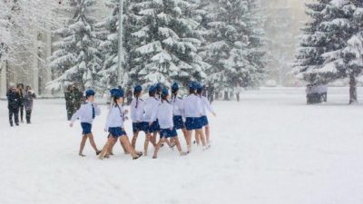 В РФ околевших под снегопадом полураздетых детей решили растереть спиртом