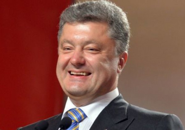"Тихо сам с собою": Порошенко перечисляет зарплату президента своему благотворительному фонду