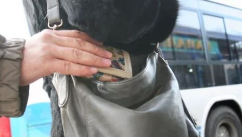 "Наконец-то им дали люлей". В сети порадовались избиению в киевском троллейбусе ромов-карманников