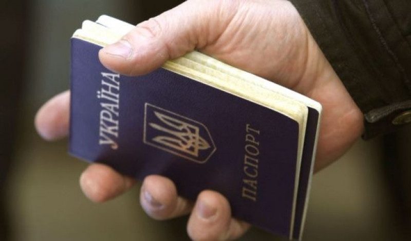 Украинцам перестали выдавать биопаспорта из-за "несовершенства системы"