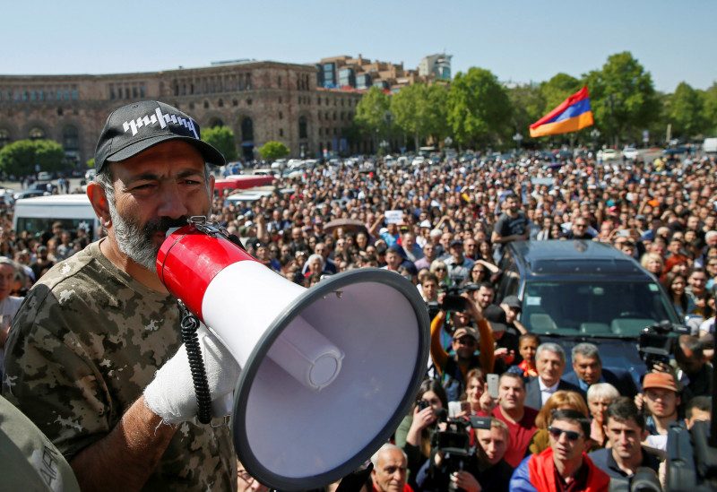 Пашинян грозится заблокировать аэропорт и дороги Еревана