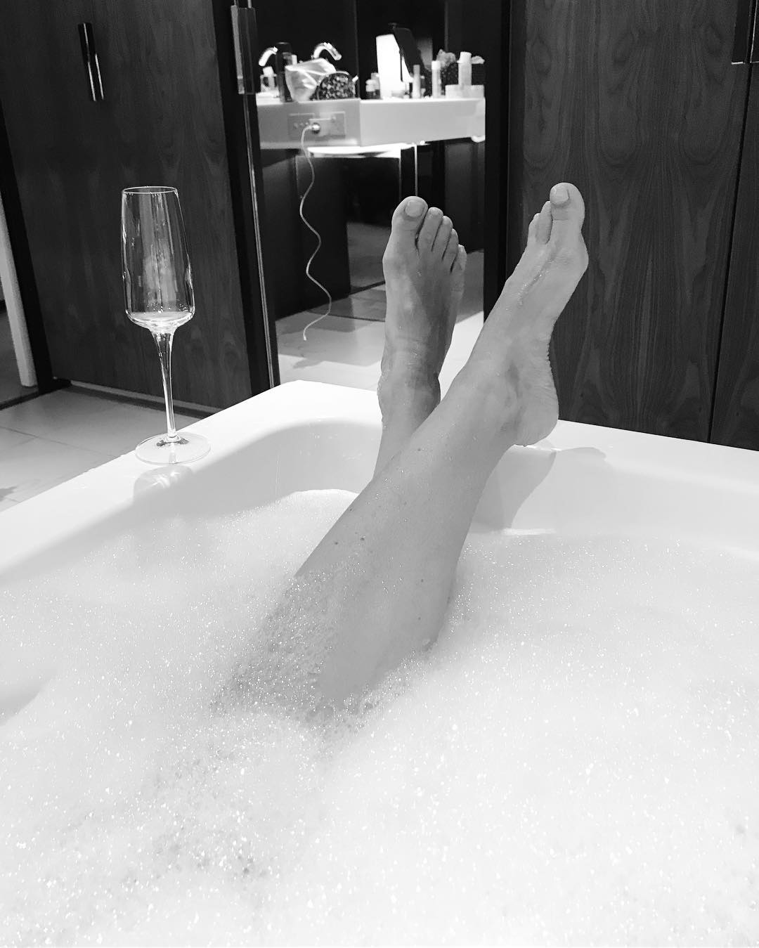 Ноги в ванне с пеной. Ани Лорак ноги. Ани Лорак ступни. Ножки в ванной. Ванна для ног.