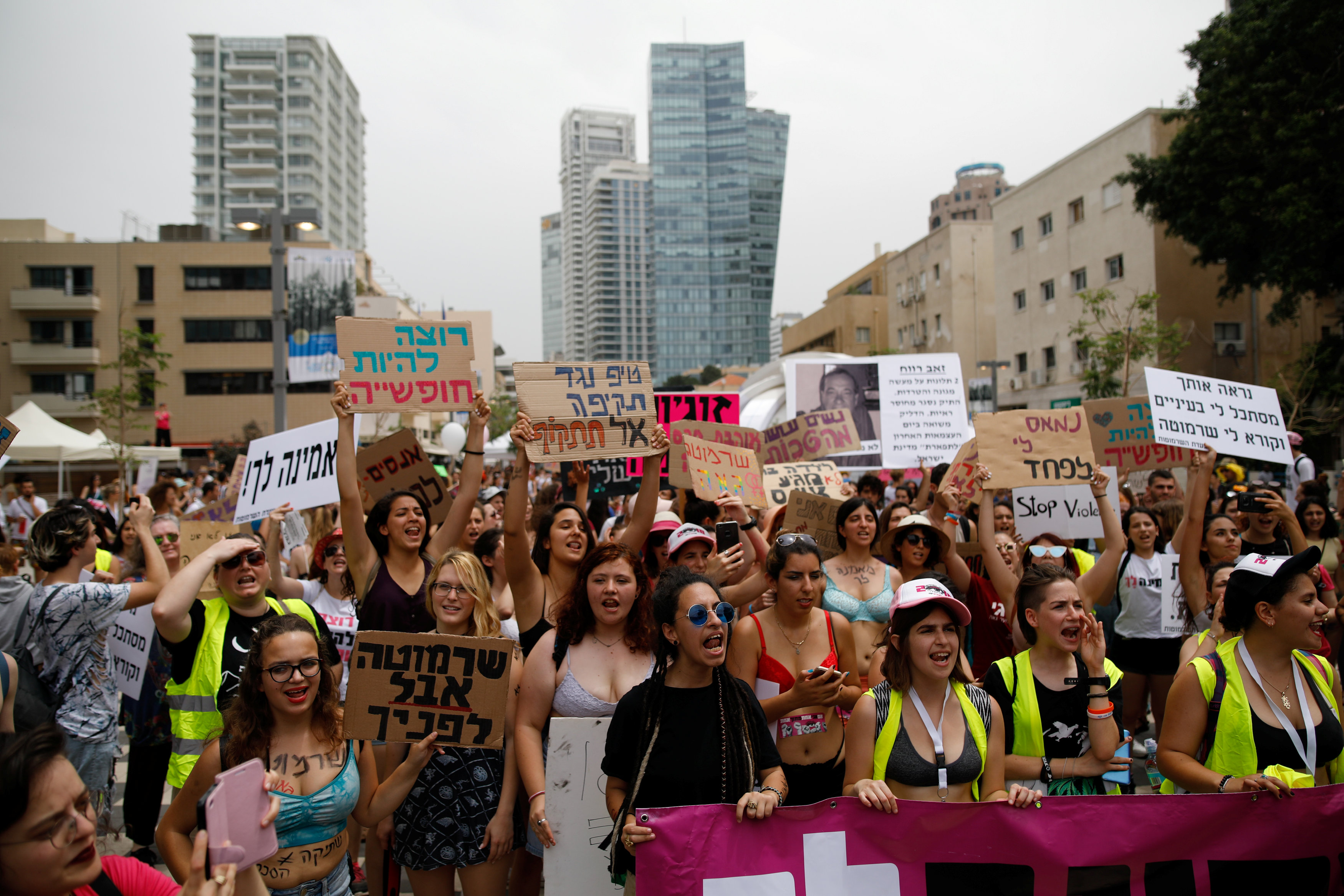Чат тель авив общение. Феминистки Израиля. Марш феминисток в Израиле. Феминизм в Израиле. Проституция в Тель Авиве.