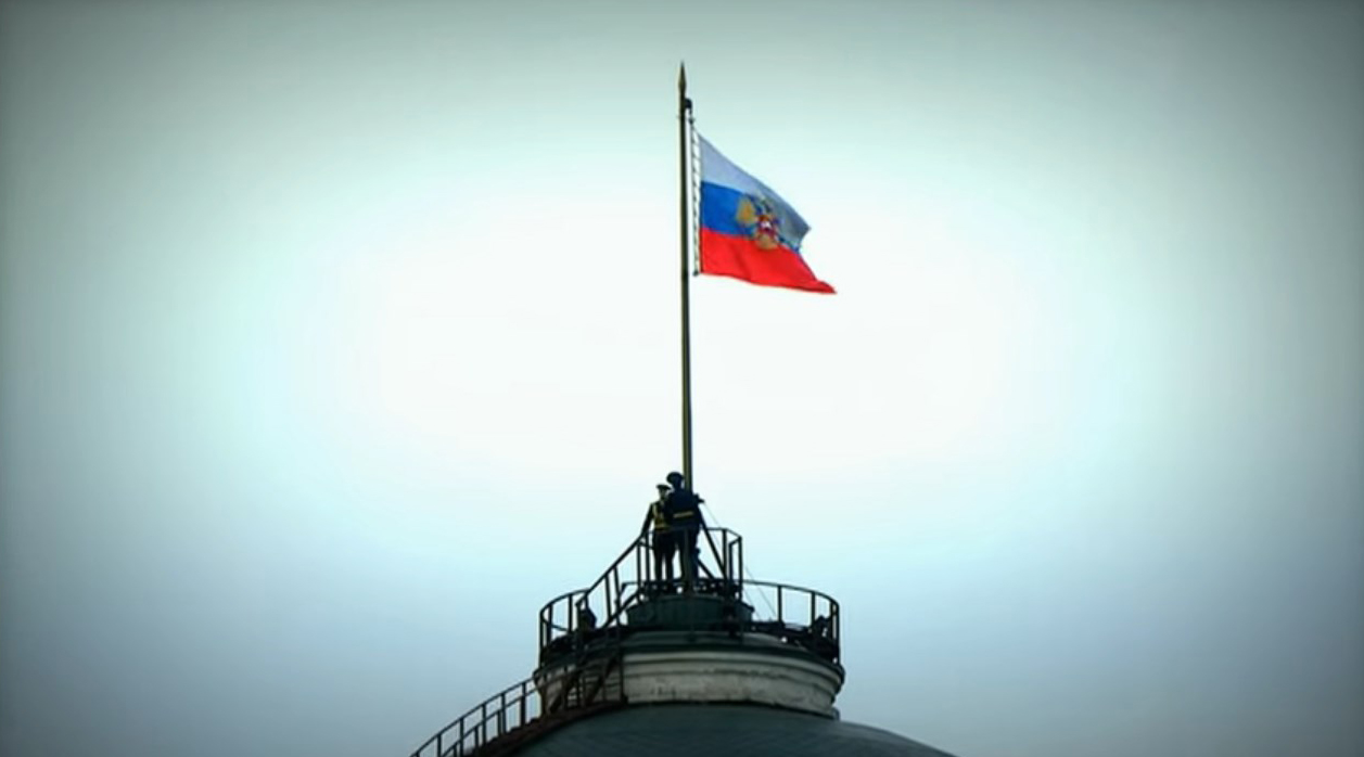 Шестью годами ранее церемония прошла без подобных ляпов - тогда солдаты без труда подняли стяг. Фото: кадр из видео Шестью годами ранее церемония прошла без подобных ляпов - тогда солдаты без труда подняли стяг. Фото: кадр из видео