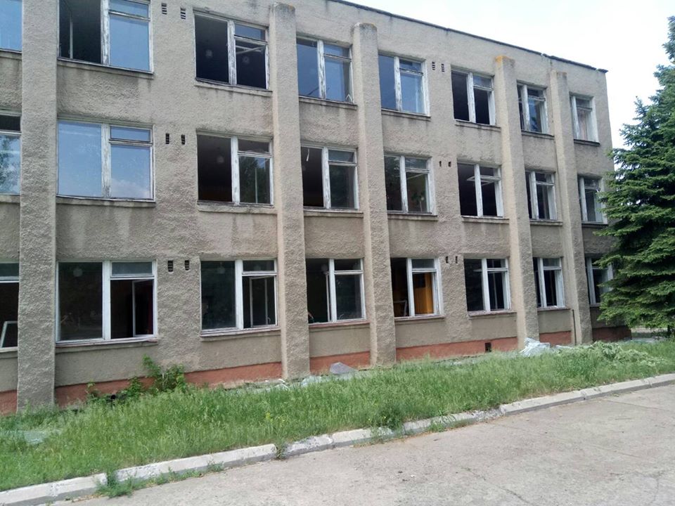 В школе Светлодарска в результате обстрела, осуществленного боевиками, были выбиты десятки стекол В школе Светлодарска в результате обстрела, осуществленного боевиками, были выбиты десятки стекол