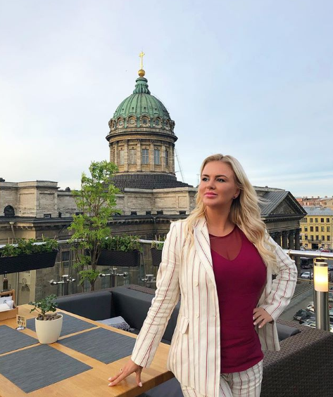 Анна Семенович покрасовалась в халатике