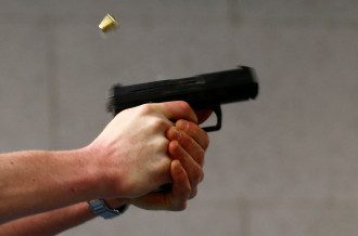 Пистолет у горе-стрелка отобрал один из егерей Пистолет у горе-стрелка отобрал один из егерей