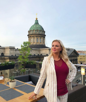 Анна Семенович покрасовалась в халатике Анна Семенович покрасовалась в халатике