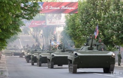 "Равнение на Россию". В захваченном Донецке боевики отрепетировали парад к 9 мая