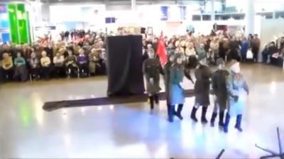 "Клиника, бл*". Сеть взорвалась смехом от видео "военного" танца немолодых женщин в России