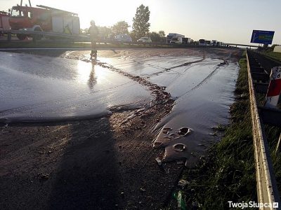 "Все в шоколаде": в Польше из грузовика на трассу вылилось 24 тонны шоколада. Фото, видео