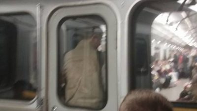 "Было очень страшно". В киевском метро засекли очередного зацепера: фото