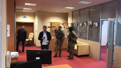 Награды РФ, георгиевские ленты, деньги. Силовики показали "трофеи" обыска в РИА Новости Украина