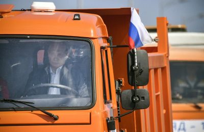 Владимир Путин забыл пристегнуть ремень безопасности