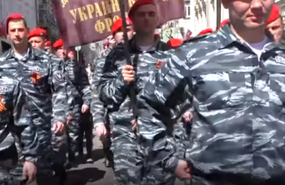Экс-беркутовцы прошли с портретами "дедов" по Москве Экс-беркутовцы прошли с портретами "дедов" по Москве