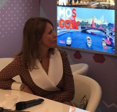 Ксения Собчак позировала в платье в цветах Ксения Собчак позировала в платье в цветах