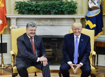 "Президент, идущий на дно, тянет туда всю страну": соцсети о "проплаченной встрече" Порошенко с Трампом