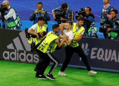 Фанат выбежал на поле в финале Лиги чемпионов, помешав Роналдо: фото