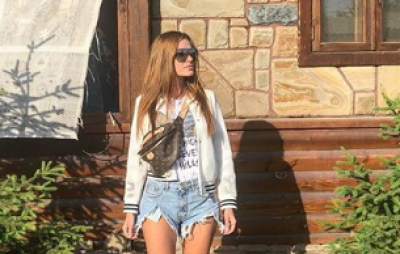 Слава из "НеАнгелов" в купальнике похвасталась стройными ножками, фото