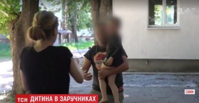 "Сверну ему шею": в Сумах женщина взяла в заложники малыша 4-х лет, требуя вернуть ей дочь из приюта
