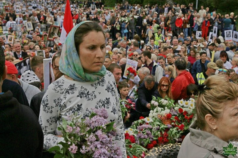 "Победобесие" в Одессе. Девушка обнажилась на акции "Бессмертного полка": фото