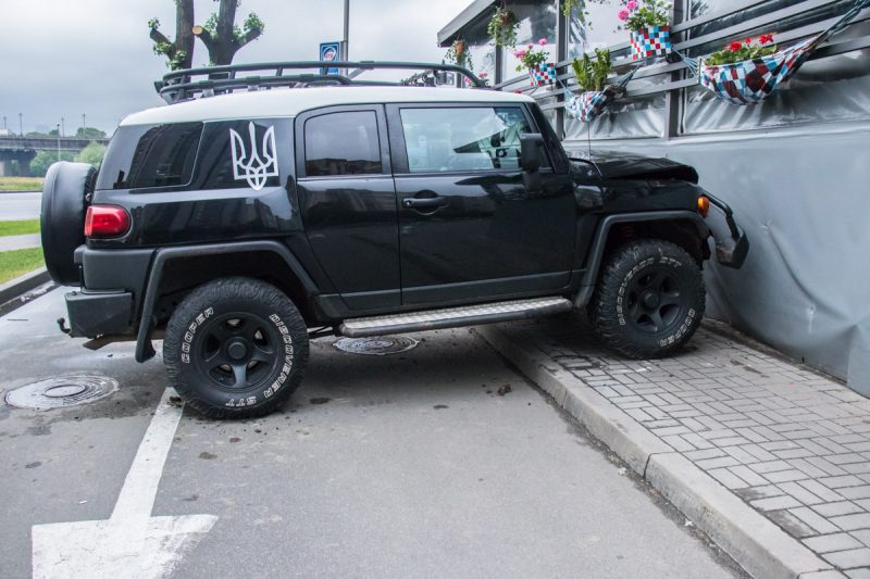 В Киеве пьяный мужчина на джипе влетел в ТЦ: бросил жену, двух маленьких детей и скрылся