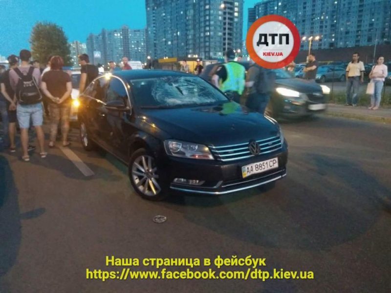 В Киеве авто из кортежа Порошенко сбило ребенка на пешеходном переходе — СМИ
