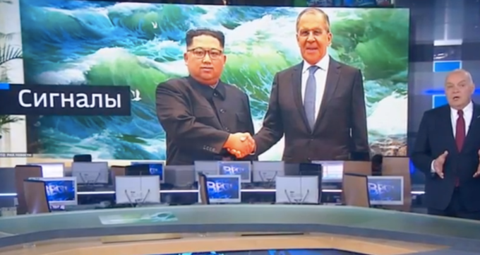 РосСМИ пририсовали Ким Чен Ыну улыбку на фото с Лавровым