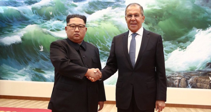РосСМИ пририсовали Ким Чен Ыну улыбку на фото с Лавровым