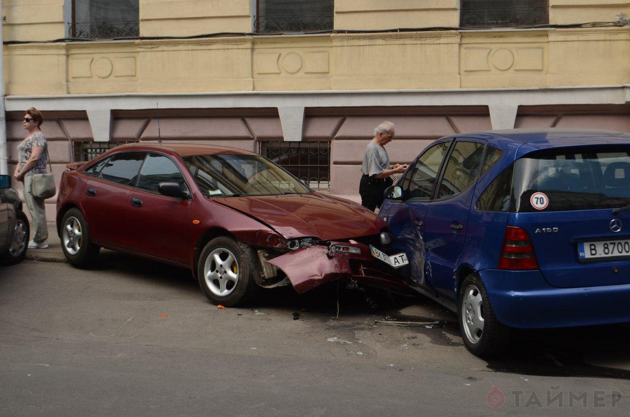 В Одессе Jaguar протаранил сразу 4 авто: видео и фото