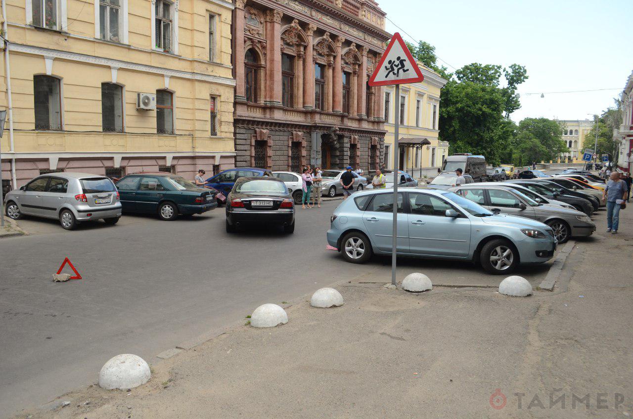 В Одессе Jaguar протаранил сразу 4 авто: видео и фото