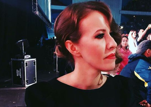 Ксения Собчак спела с Филиппом Киркоровым, во время выступления ее подожгли