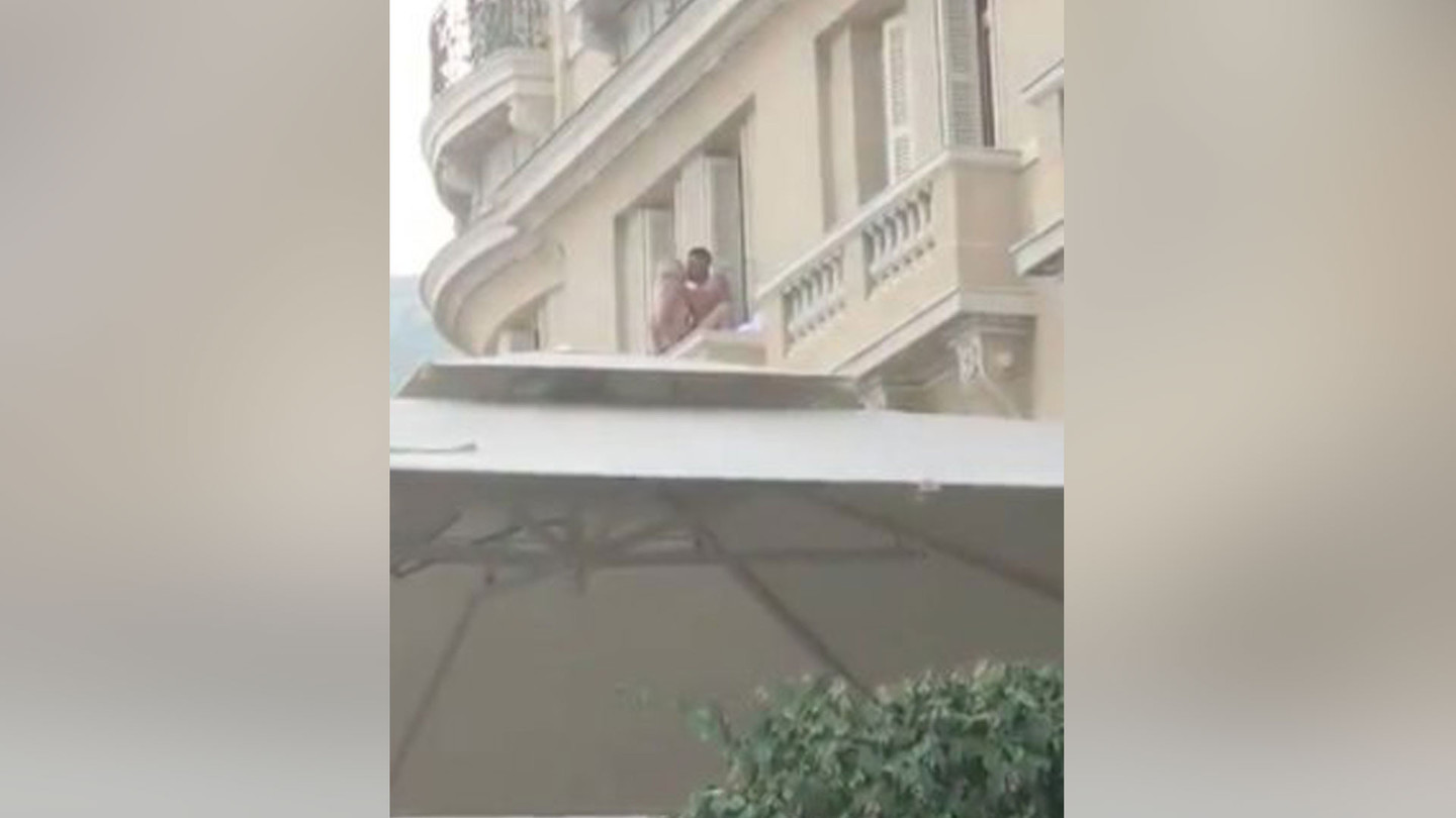 Страстный секс на балконе отеля