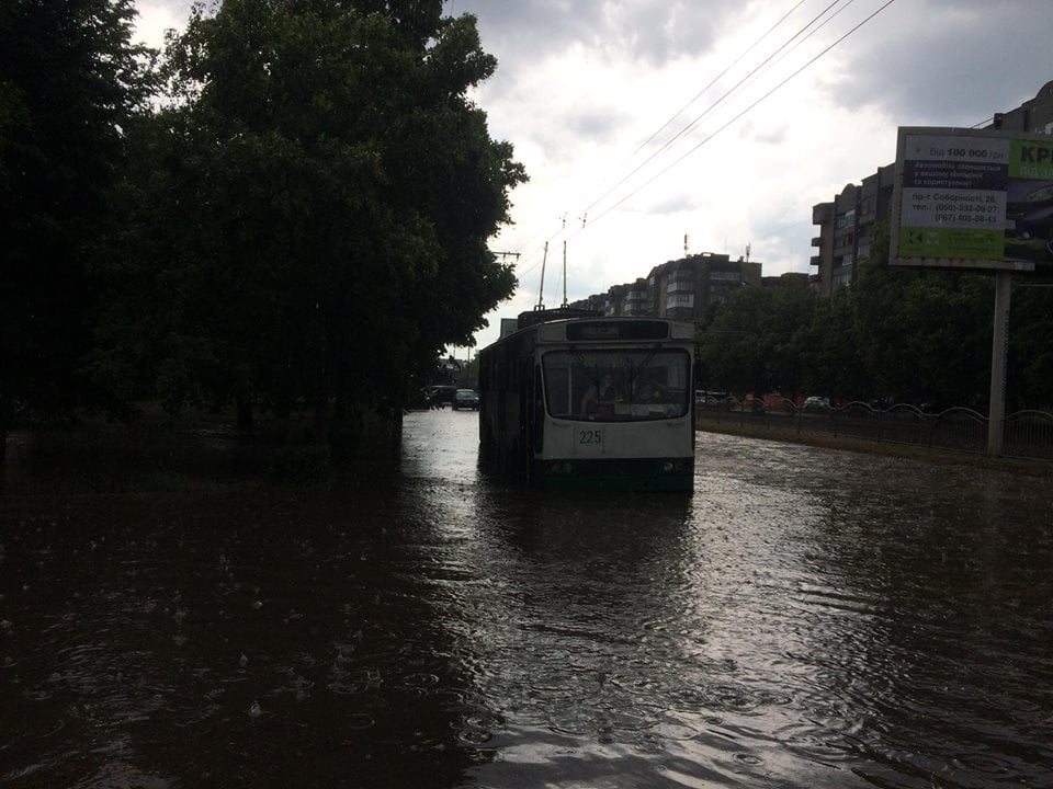 Машины падают в воду